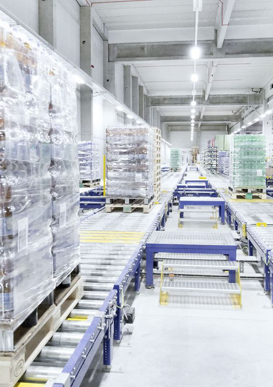 Operação logística com paletes